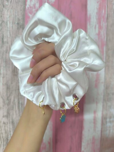 Scrunchie Charm – Blanco Perla
